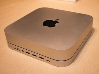 Mac Mini M1 + Macally teclado + Base Satechi