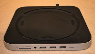 Mac Mini M1 + Macally teclado + Base Satechi