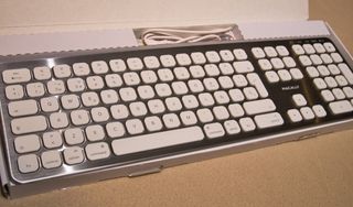 Mac Mini M1 + Macally teclado + Base Satechi