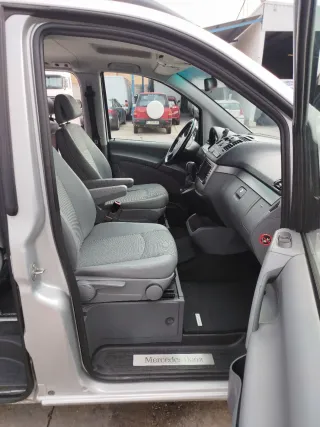 MERCEDES VIANO CAMPER CON CAMA  Y MESA