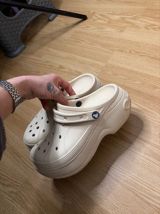 Crocs plataforma Bella Clogs beige