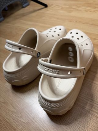Crocs plataforma Bella Clogs beige