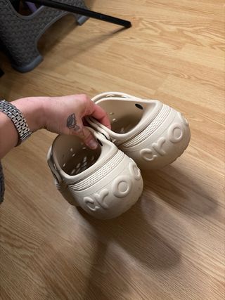 Crocs plataforma Bella Clogs beige