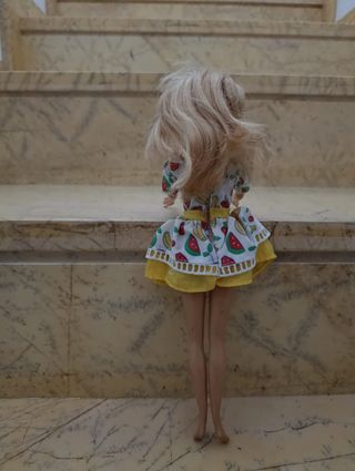 Muñeca Barbie 1998 Mattel con vestido de frutas