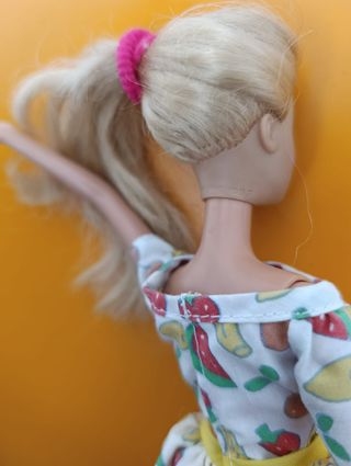 Muñeca Barbie 1998 Mattel con vestido de frutas