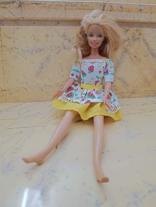 Muñeca Barbie 1998 Mattel con vestido de frutas