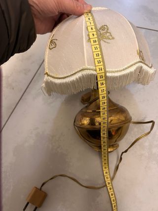 Lampada da tavolo con paralume decorato