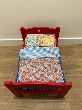 Cama para muñecos con sabanas hecho a mano