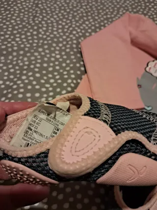 Conjunto niña T12: camiseta, pantalón y zapatillas