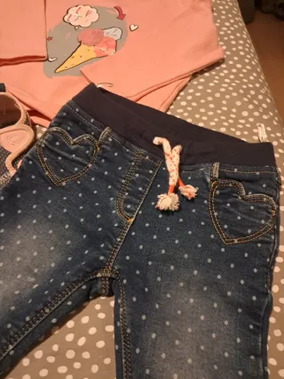 Conjunto niña T12: camiseta, pantalón y zapatillas