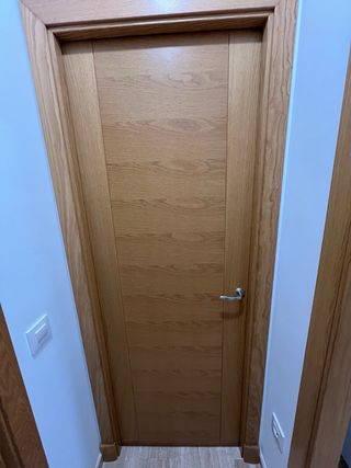 Puerta de roble izquierda