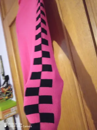 Maglione rosa con quadrati neri