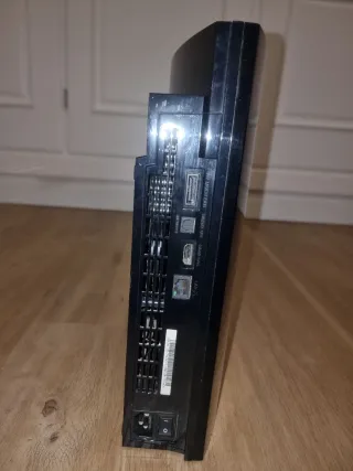 PlayStation 3 com 2 comandos originais.