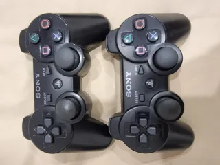 PlayStation 3 com 2 comandos originais.