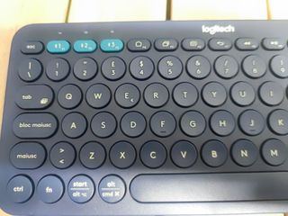 Logitech K380 Teclado Inalámbrico Multi-Dispositivos para Windows, Apple iOS, Android, Chrome, Disposición QWERTY Italiano, Azul