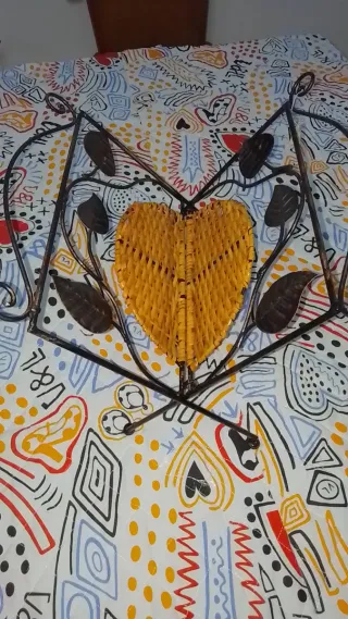 Revistero Vintage Corazón Metal y Mimbre