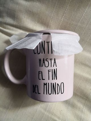 Taza Contigo al fin del mundo, de color rosa