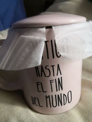 Taza Contigo al fin del mundo, de color rosa