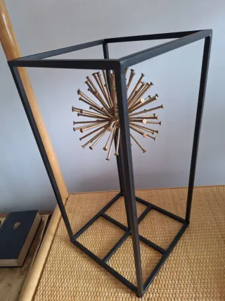 Adorno Esfera Metálica Dorada y Negra