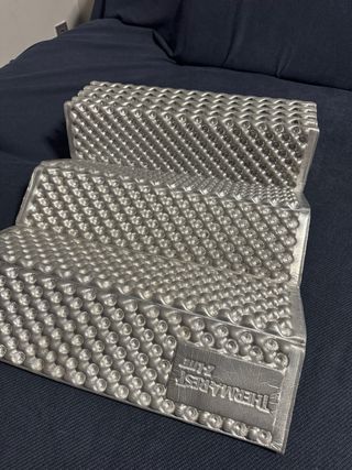 Colchoneta amarilla para camping