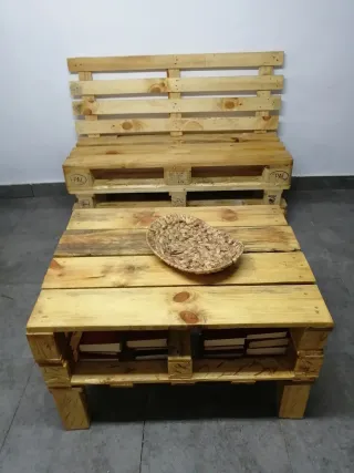 Banco y mesa de palets de madera