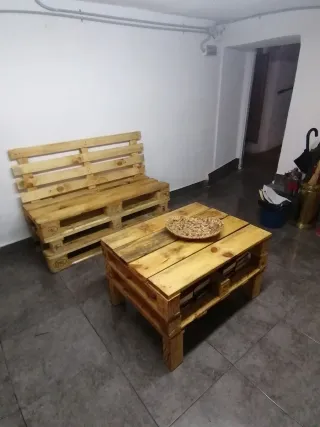 Banco y mesa de palets de madera