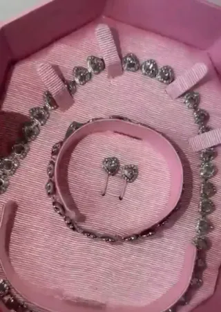 Conjunto Collar, Pulsera y Pendientes Corazón