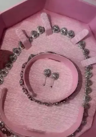 Conjunto Collar, Pulsera y Pendientes Corazón