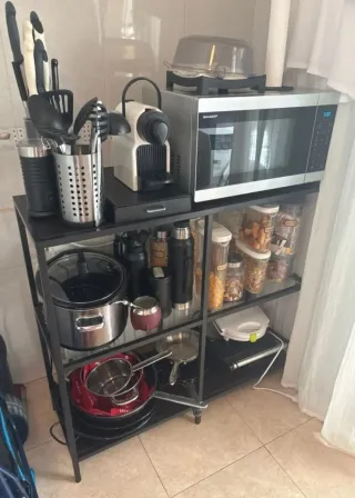 Estantería metálica y madera