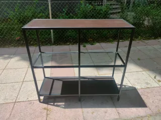 Estantería metálica y madera