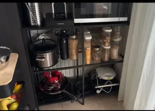 Estantería metálica y madera