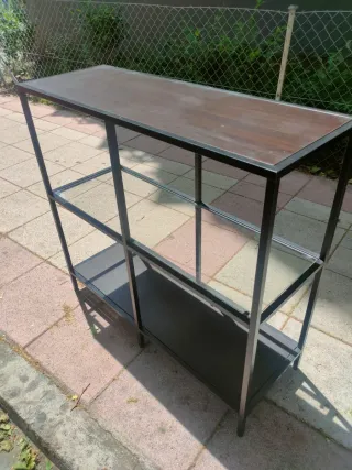 Estantería metálica y madera