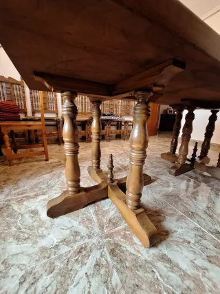 Mesa de comedor de madera y metal