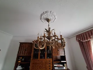 Lámpara de araña dorada