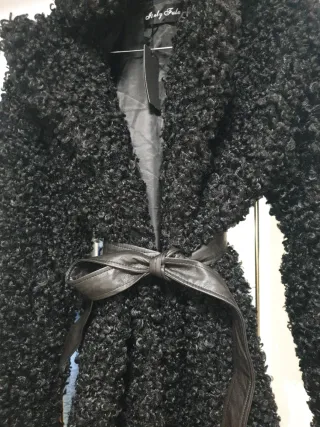 Abrigo negro inspiración astracán