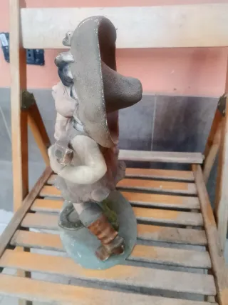 Statuina bambina con chitarra e cappello