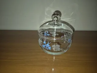 Barattolo in vetro con decori floreali