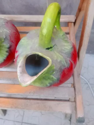 Brocca in ceramica a forma di pomodoro