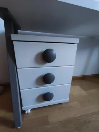 Escritorio blanco con cajonera gris