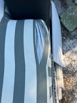 Sofá de jardín con cojines a rayas