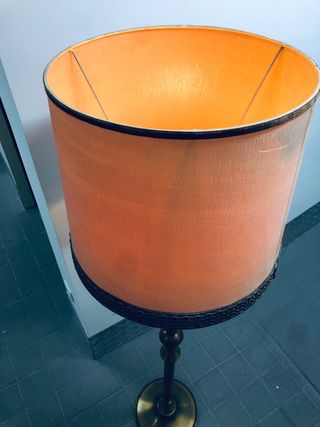 Lámpara de pie vintage naranja y dorada