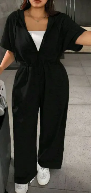 Mono con cremallera y capucha