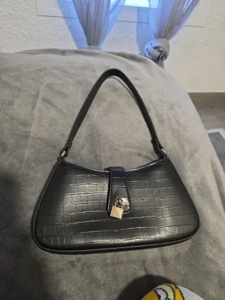 Bolso negro con candado dorado