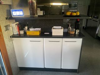 Cocina completa blanca y plateada