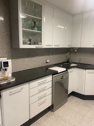 Cocina completa blanca y plateada