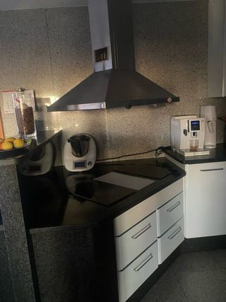 Cocina completa blanca y plateada