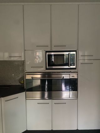 Cocina completa blanca y plateada