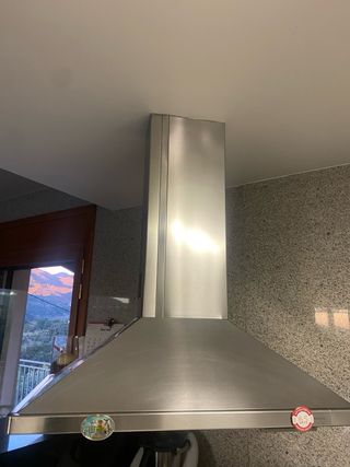 Cocina completa blanca y plateada