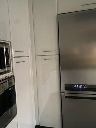 Cocina completa blanca y plateada