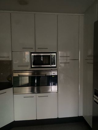 Cocina completa blanca y plateada